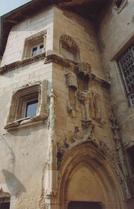 Ancien château : cour, angle sud-est, tour d'escalier, vue partielle