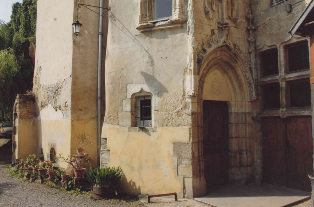 Ancien château : cour, angle sud-est, tour d'escalier, vue partielle