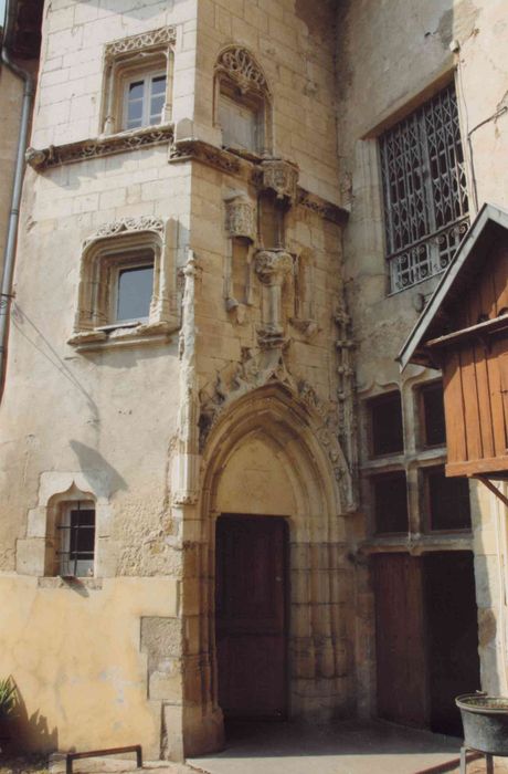 Ancien château : cour, angle sud-est, tour d'escalier