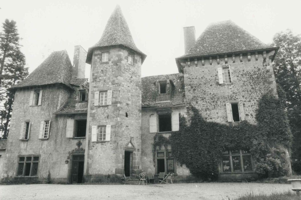 Château de la Martinie : façade ouest, vue générale