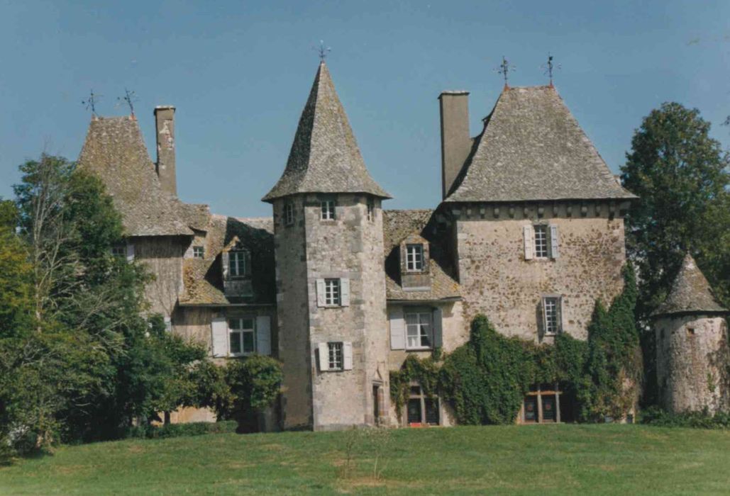 Château de la Martinie : façade ouest, vue générale