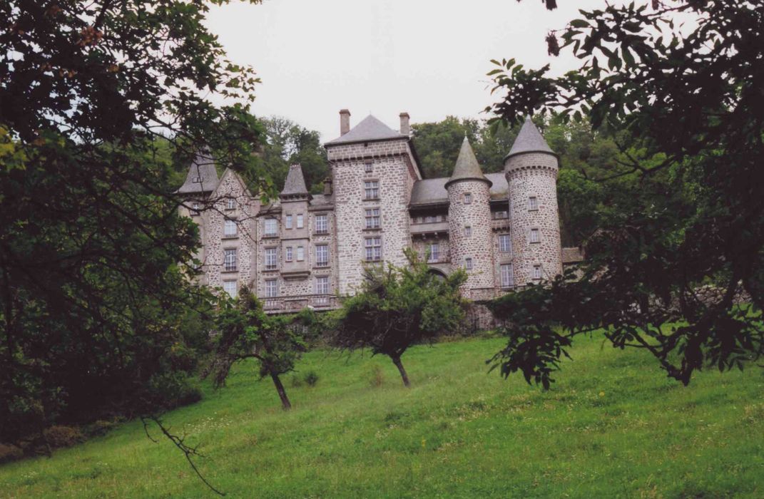 Château d'Anterroches : ensemble sud, vue générale