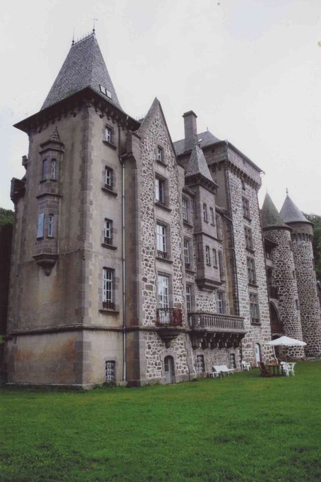 Château d'Anterroches : ensemble sud, vue générale