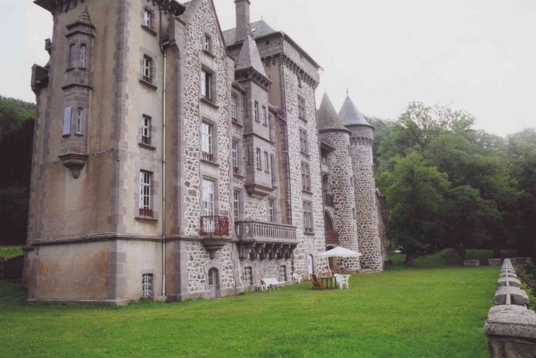 Château d'Anterroches : ensemble sud, vue générale