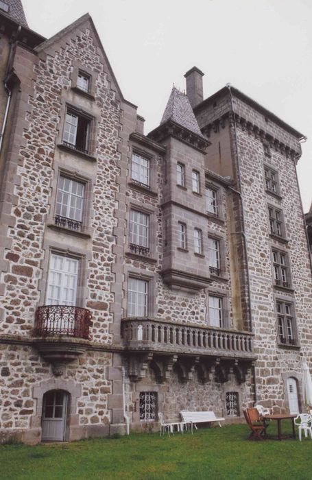 Château d'Anterroches : façade sud, vue partielle