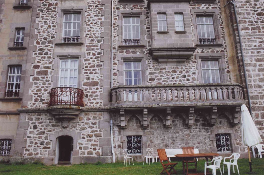 Château d'Anterroches : façade sud, vue partielle