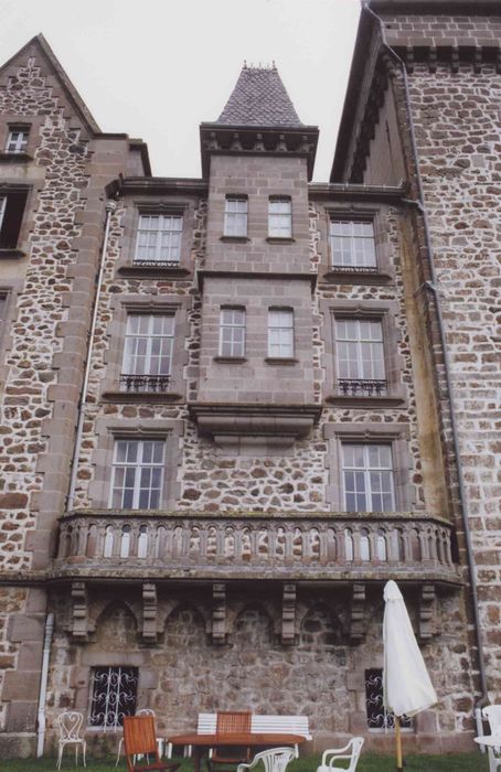 Château d'Anterroches : façade sud, vue partielle