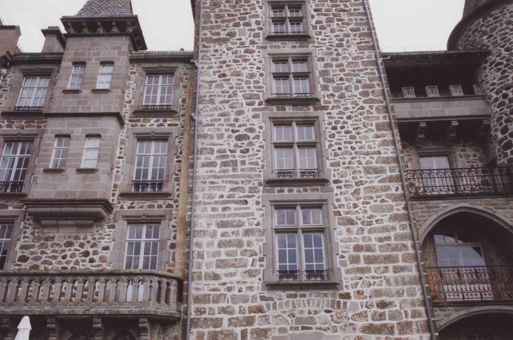 Château d'Anterroches : façade sud, vue partielle