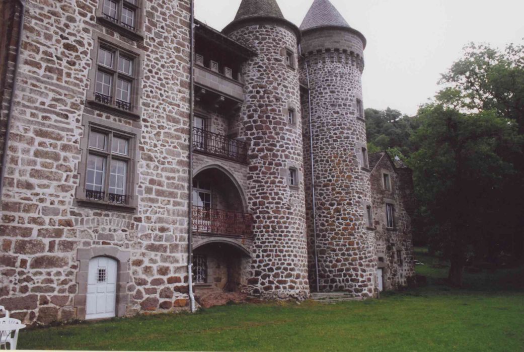 Château d'Anterroches : façade sud, vue partielle