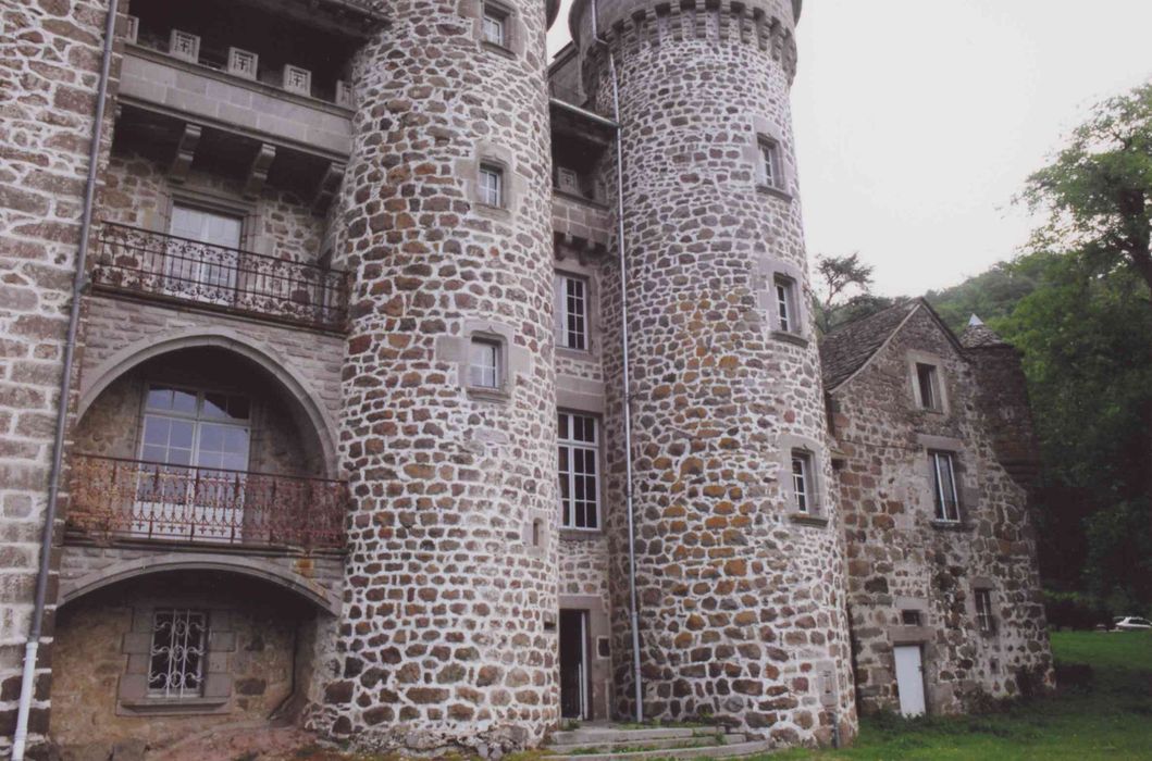 Château d'Anterroches : façade sud, vue partielle