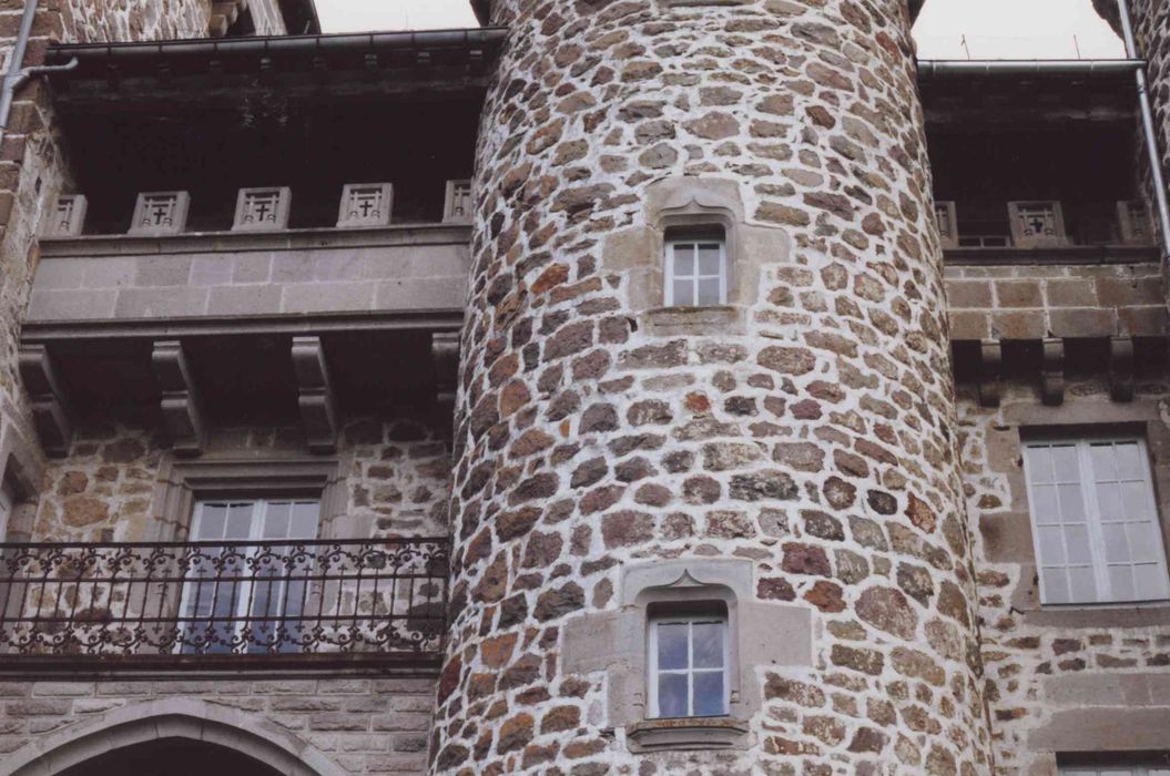 Château d'Anterroches : façade sud, vue partielle