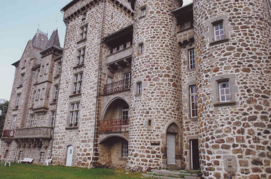 Château d'Anterroches : façade sud, vue partielle