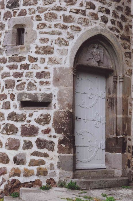 Château d'Anterroches : tourelle d'escalier sud-est, détail de la porte d'accès