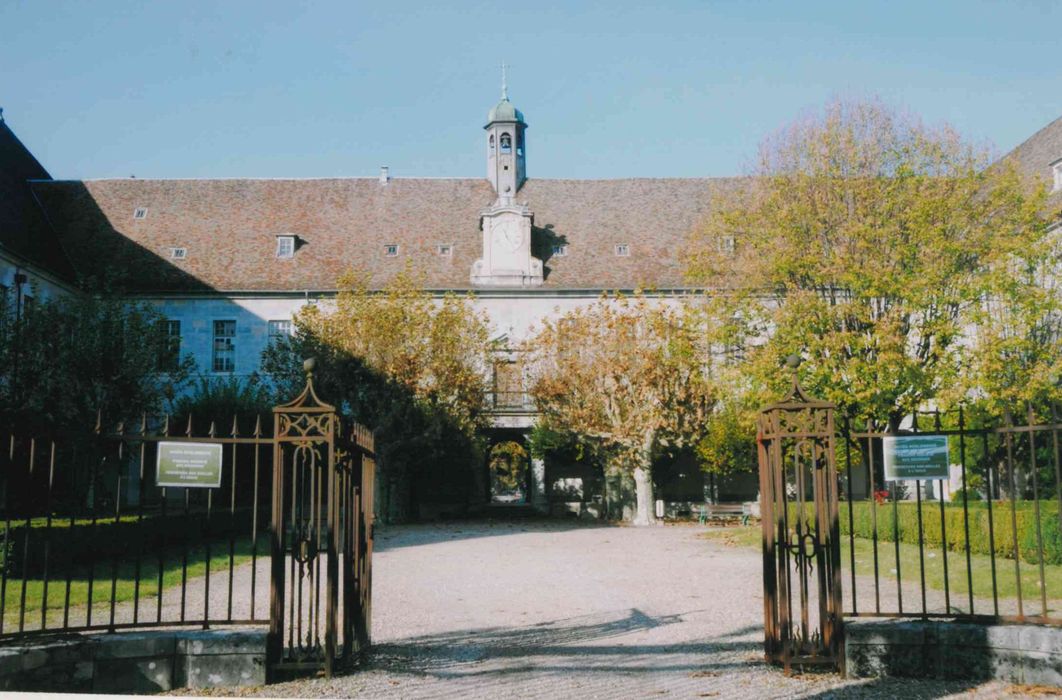 Hôpital Saint-Jacques : cour d'honneur, pavillon Saint-Joseph, façade est, vue générale