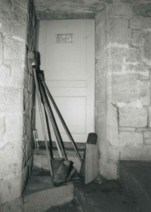 Maison de justice : escalier à vis, porte de la pièce sud-est au 1er étage