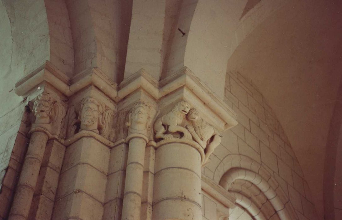 Eglise Saint-Cyr et Sainte-Julitte : nef, détail des chapiteaux sculptés