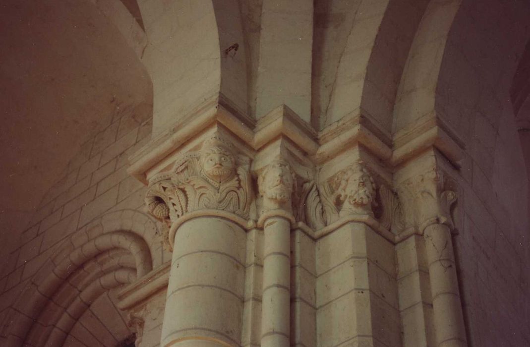 Eglise Saint-Cyr et Sainte-Julitte : nef, détail des chapiteaux sculptés