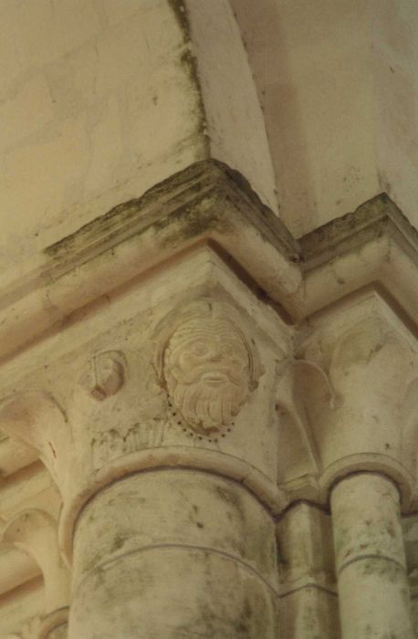 Eglise Saint-Cyr et Sainte-Julitte : nef, détail d’un chapiteau sculpté