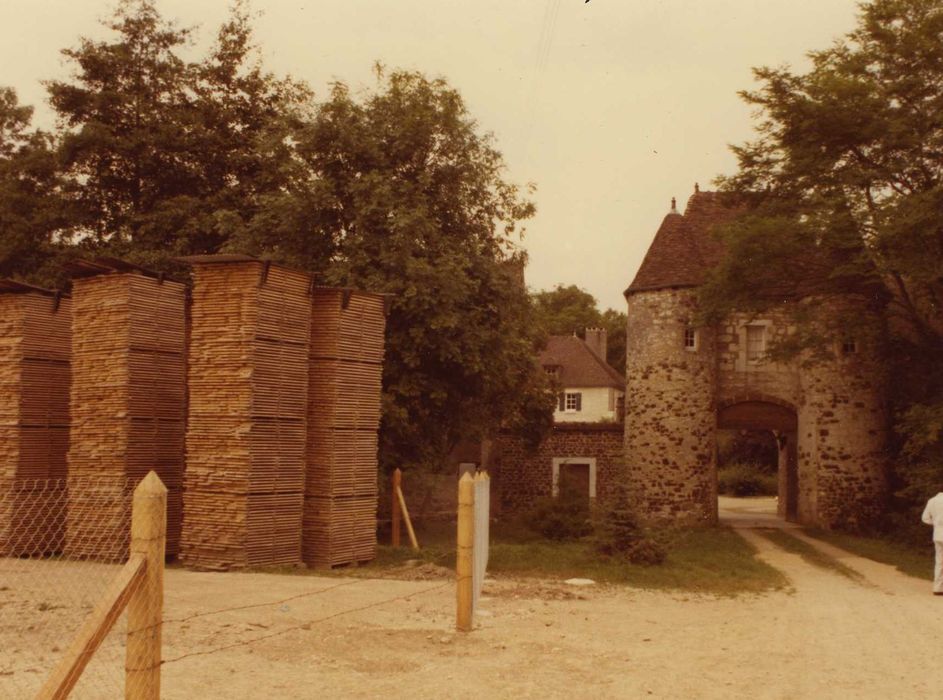 Château (ancien) : porterie, élévation nord-ouest, vue partielle