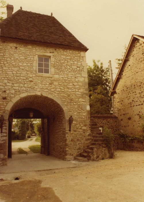 Château (ancien) : porterie, élévation sud-est, vue générale