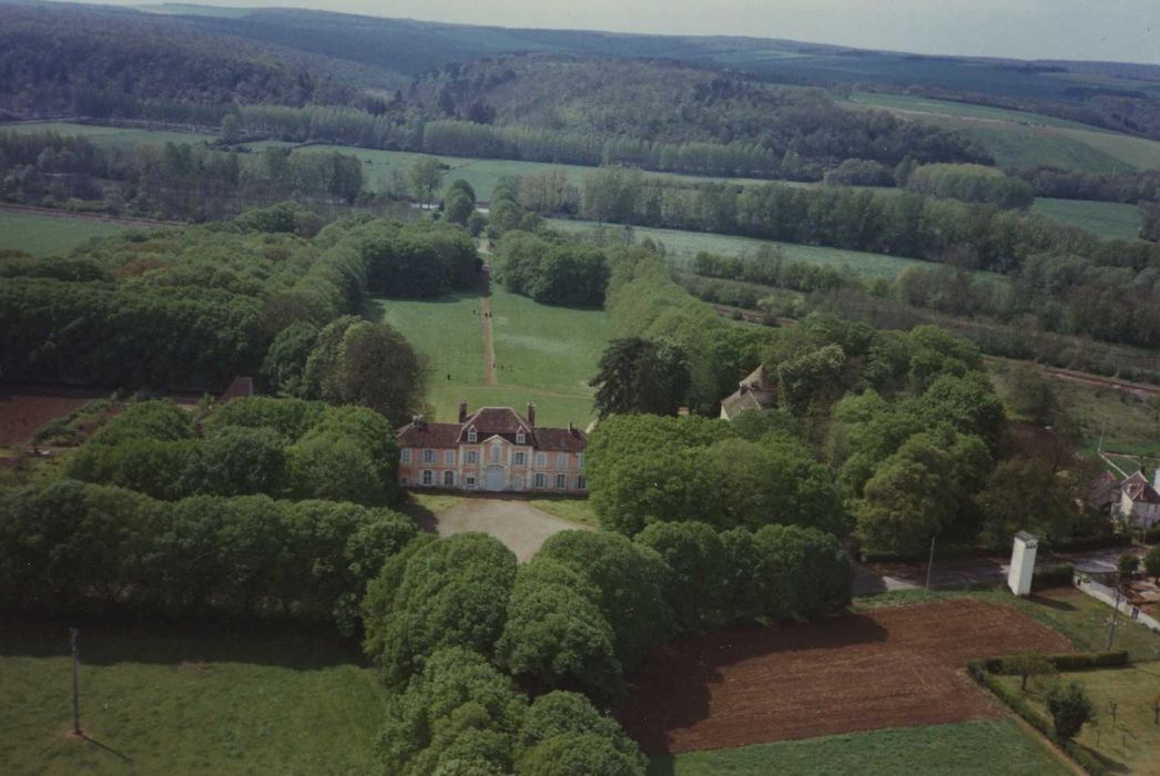 Château : vue générale aérienne du château et de son parc depuis l’Est