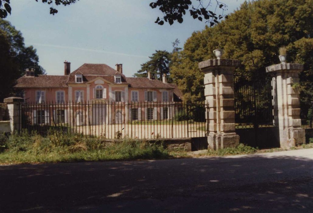 Château : grilles d’accès est, vue générale