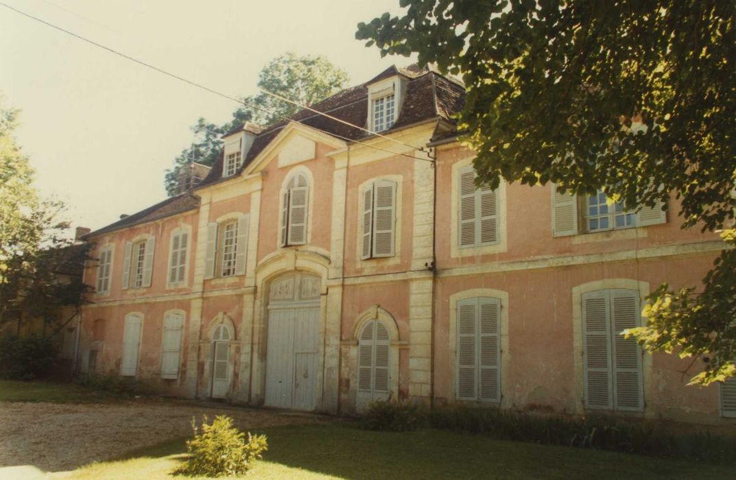 Château : façade est, vue partielle