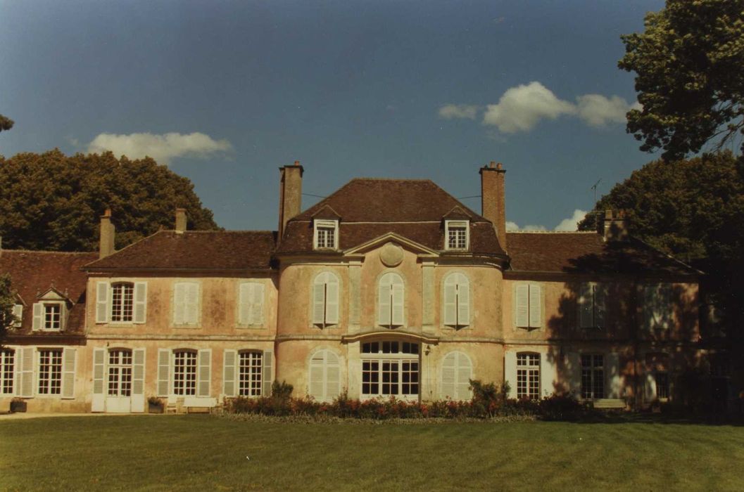 Château : façade ouest, vue partielle