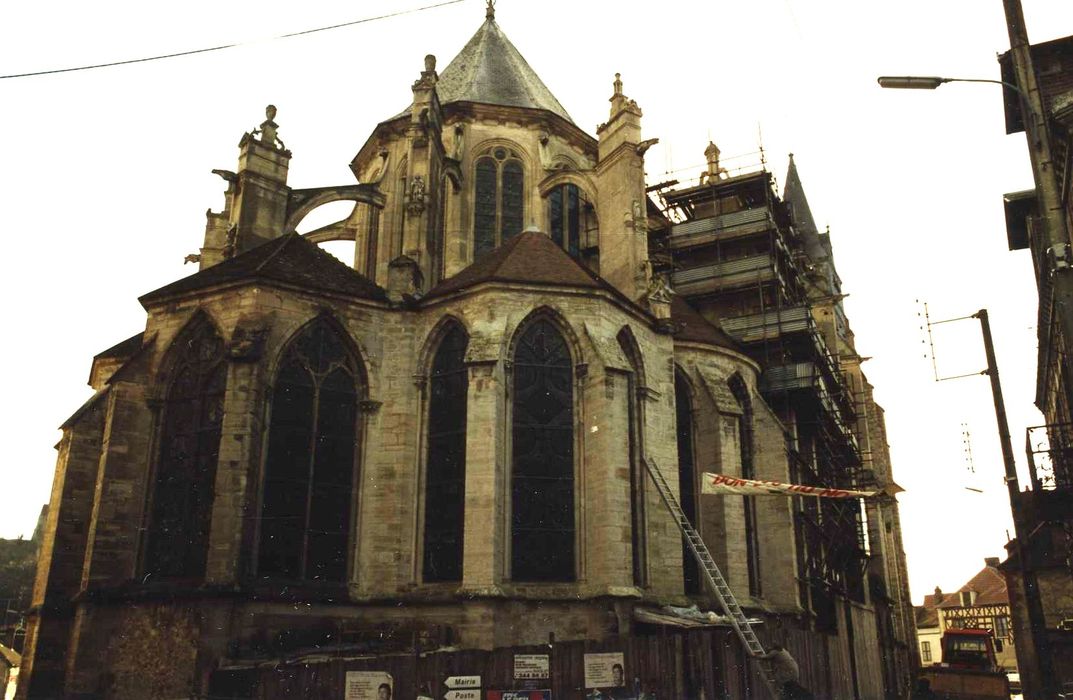 Eglise Saint-Pierre : chevet, vue générale