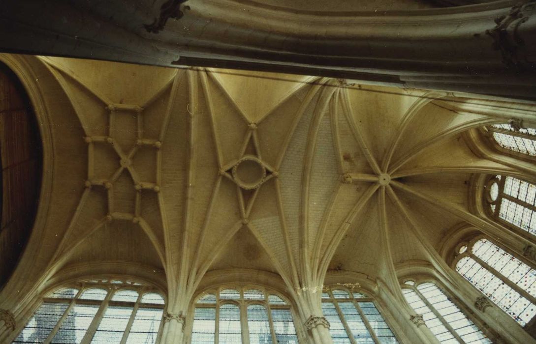 Eglise Saint-Pierre : vue générale des voûtes du choeur