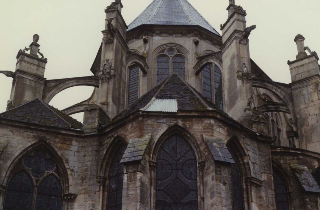 Eglise Saint-Pierre chevet, vue partielle