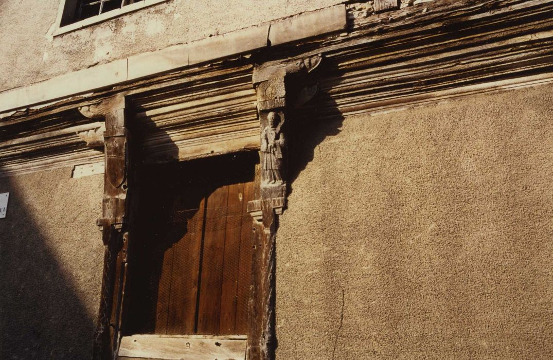 Maison à pans de bois : détail d’une baie rue Saint-Antoine