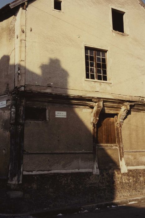 Maison à pans de bois : façade sur la rue de l’Hôtel-Dieu, vue partielle