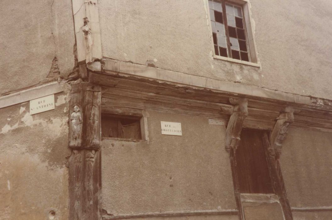 Maison à pans de bois : façade sur la rue de l’Hôtel-Dieu, vue partielle