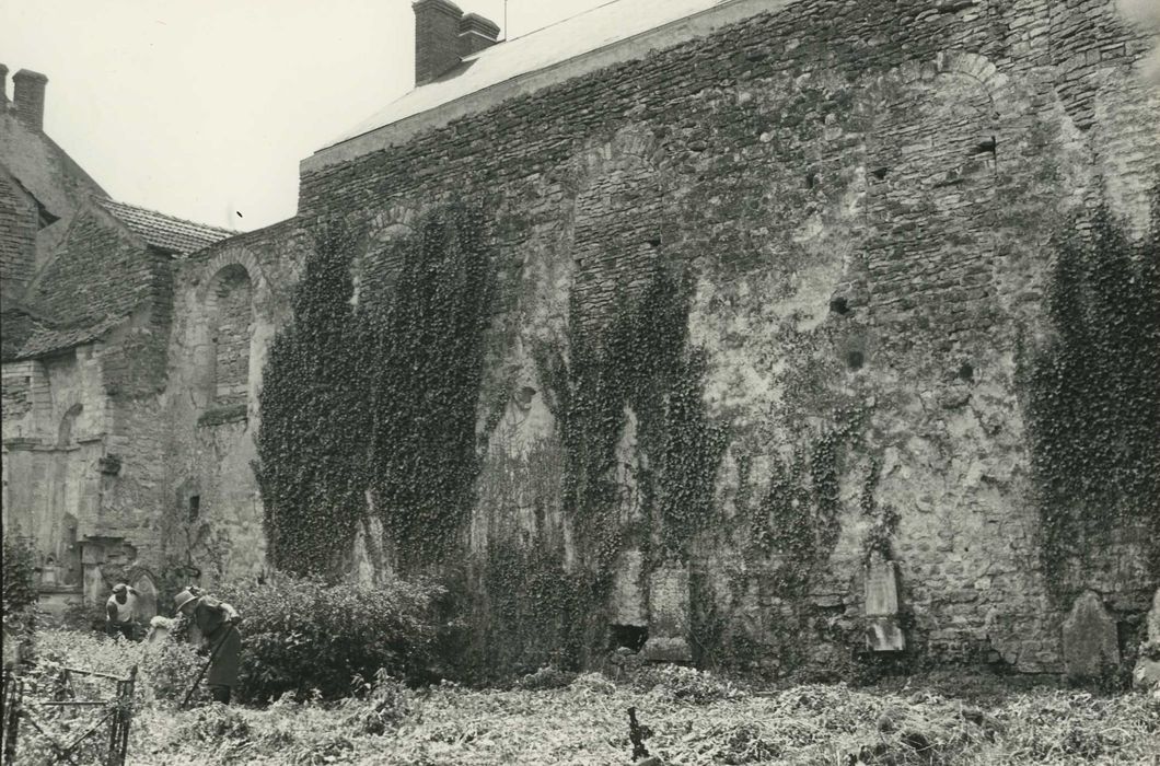 Ancienne église Saint-Pierre : mur gouttereau interne sudd, vue partielle