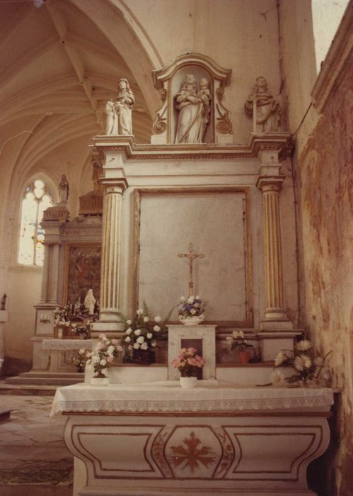 autel latéral, retable, statues, tabernacle avec des représentations de l'Education de la Vierge, une Vierge à l'Enfant et une sainte Catherine