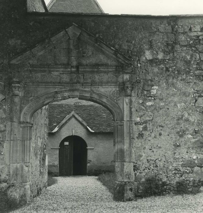 Eglise Saint-Laurent : ancien portail occidental, vue générale