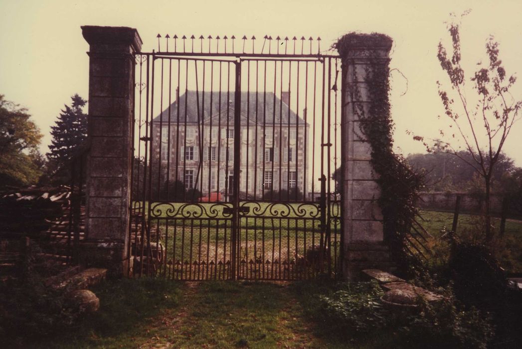 Château de Montjalin : grille d’accès nord, vue générale