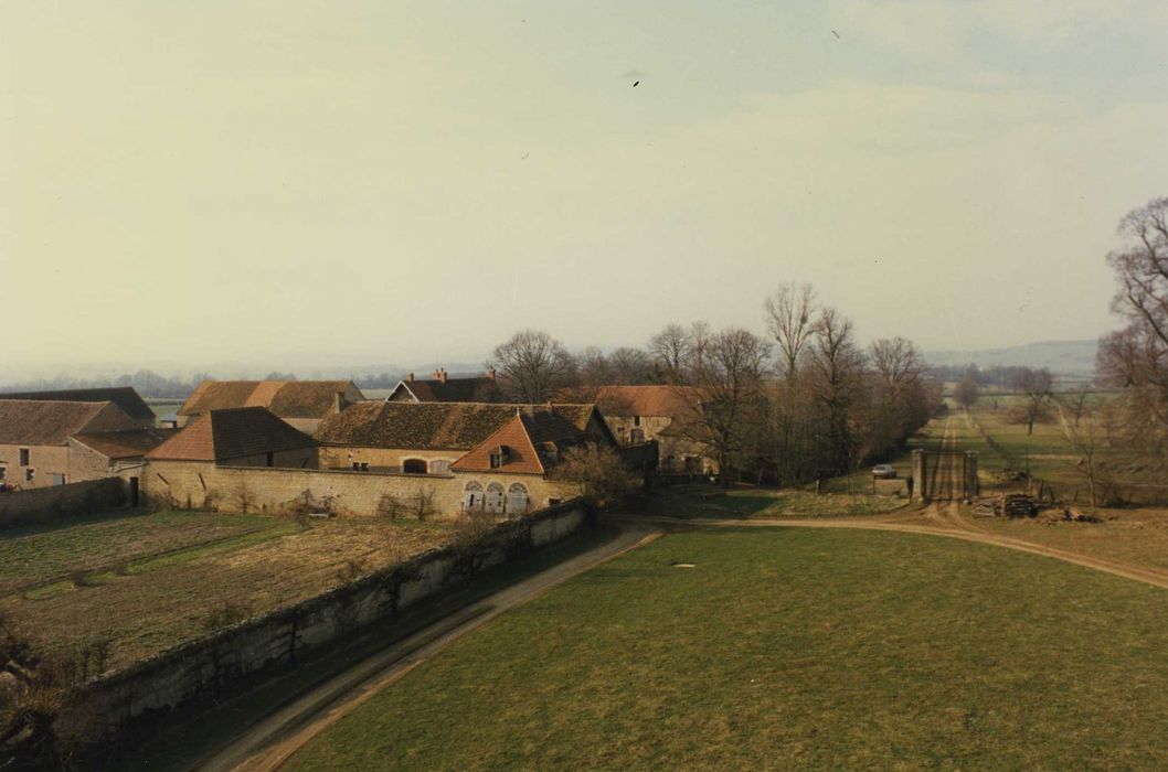 Château de Montjalin : communs, vue générale depuis le Sud-Est