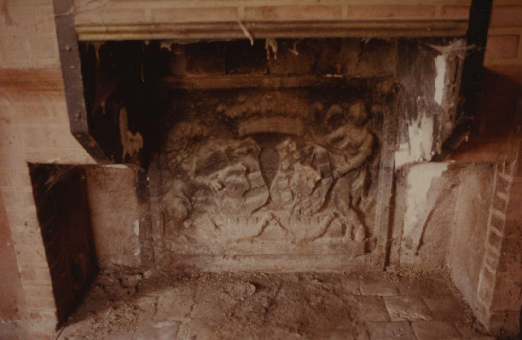 Plaque de cheminée aux armes de la famille de Fresne