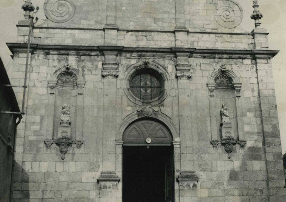 Eglise Saint-Preigts : façade occidentale, vue partielle