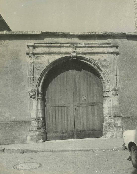 Hôtel de ville (ancien) : portail sur la rue Emile Peynot, vue générale