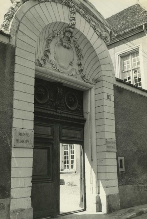 Hôtel de ville (ancien) : portail sur la rue Rigault, vue générale