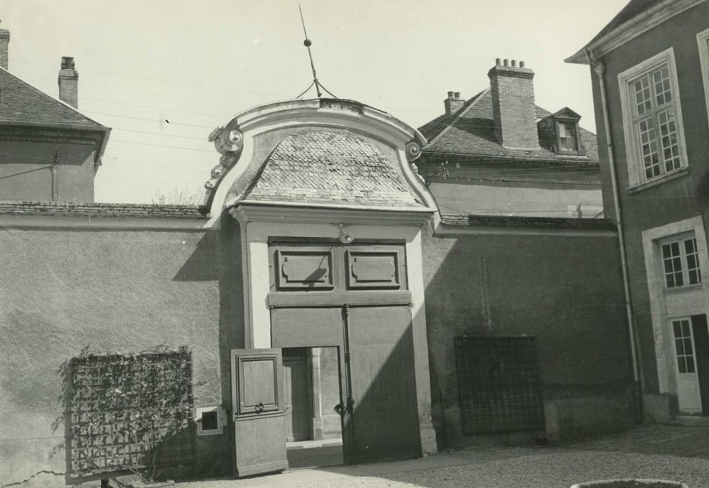 Hôtel de ville (ancien) : cour d’honneur, revers du portail, vue générale