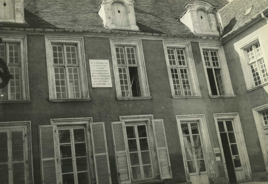 Hôtel de ville (ancien) : façade sur la cour d’honneur, vue partielle