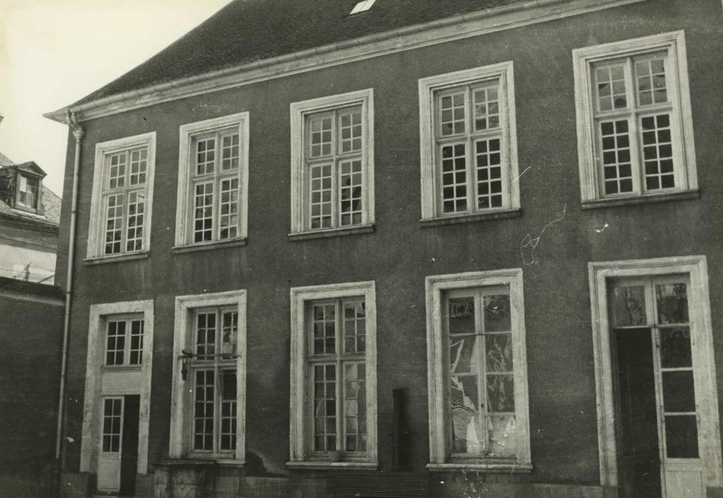 Hôtel de ville (ancien) : façade sur la cour d’honneur, vue partielle