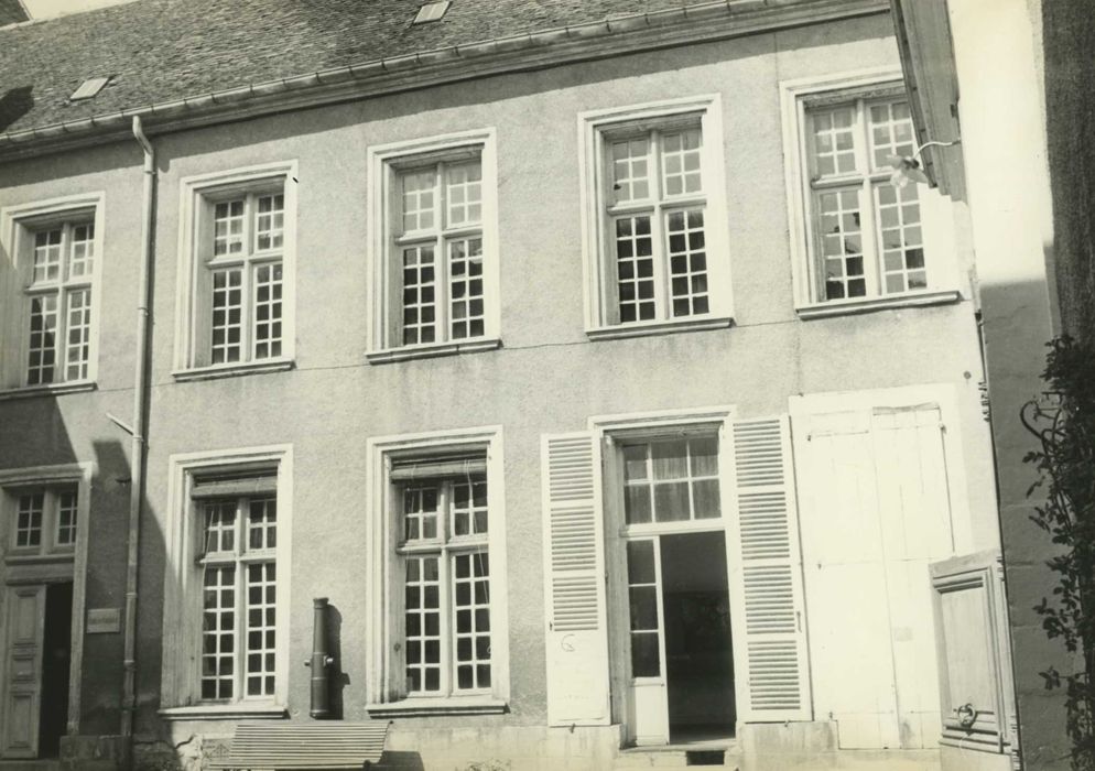 Hôtel de ville (ancien) : façade sur la cour d’honneur, vue partielle