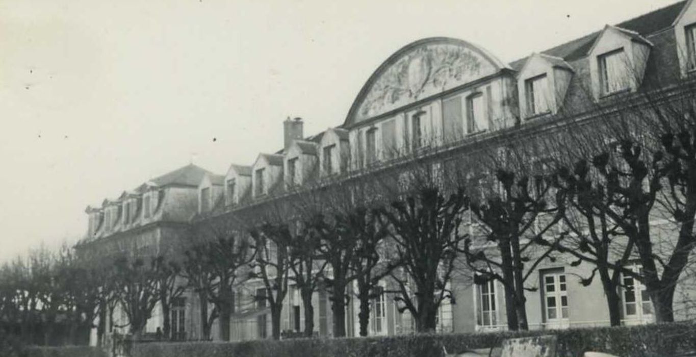 Hôpital Saint-Jean : façade de l’aile gauche sur les jardins, vue partielle