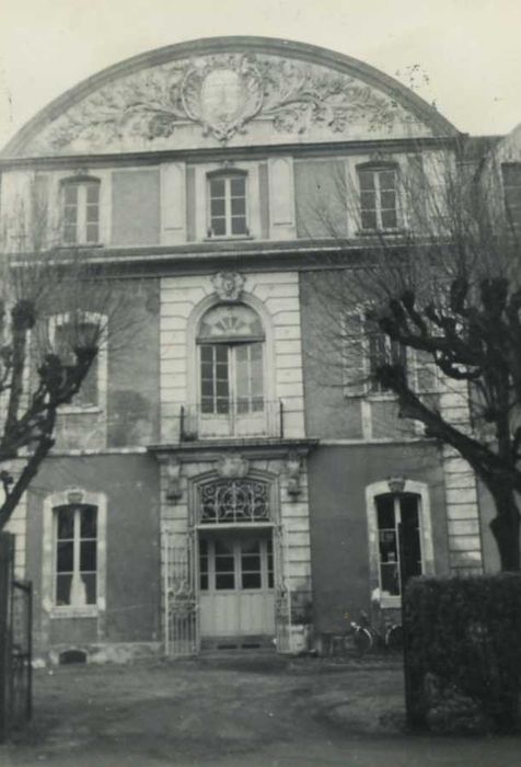 Hôpital Saint-Jean : façade de l’aile gauche sur les jardins, vue partielle