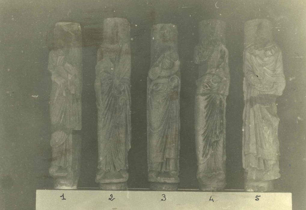 statues retrouvées en 1906 (n°1, 2 et 3) et en 1952 (n°4 et 5)